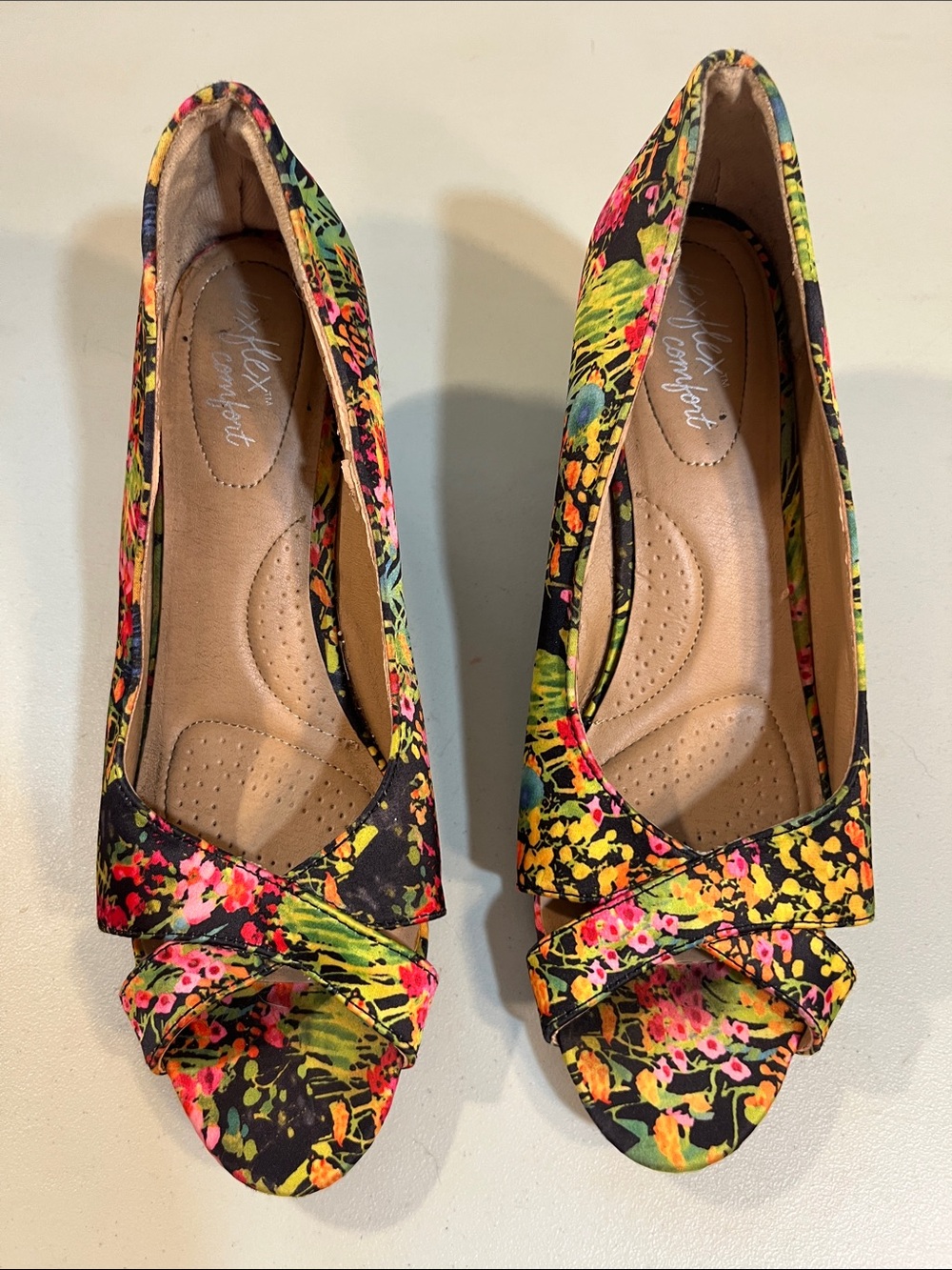 dexflex comfort Black Floral Peep-Toe Heels